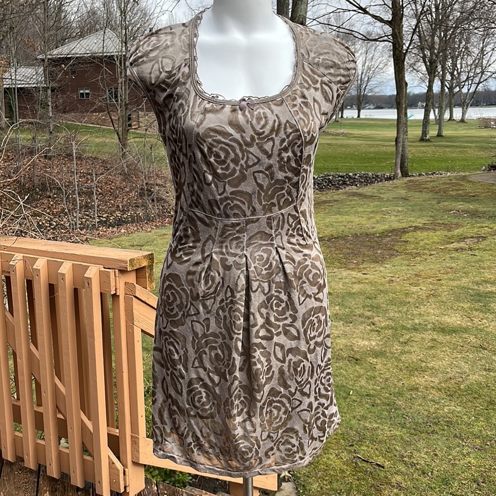 Siste’s retro looking floral dress M-L